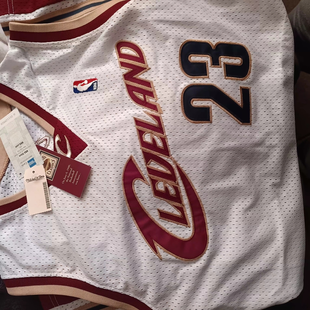 Mitchell & Ness White and Maroon Lebron James Rookie Cavaliers Jersey - Picture 14 of 16